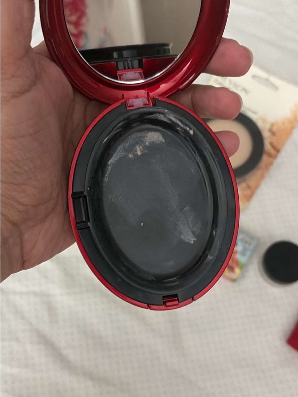 Clarins Red Translucent Compact Powder - Picture 4 of 10